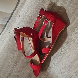 ✨️❤️Beautiful Sun + Stone Red Buckle & Zip Back Wedge Heels Size 5.5
